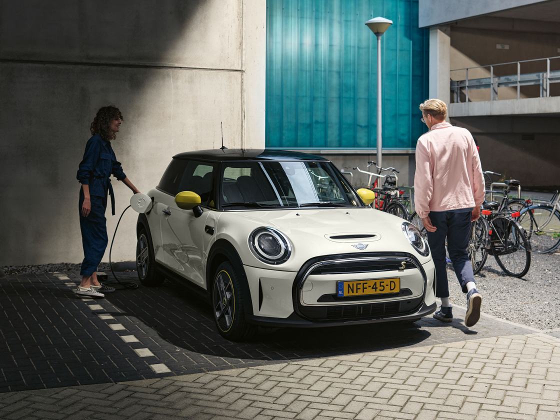 mini cooper electric tampak depan