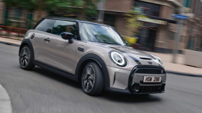 Mobil mini 3-door tampak depan