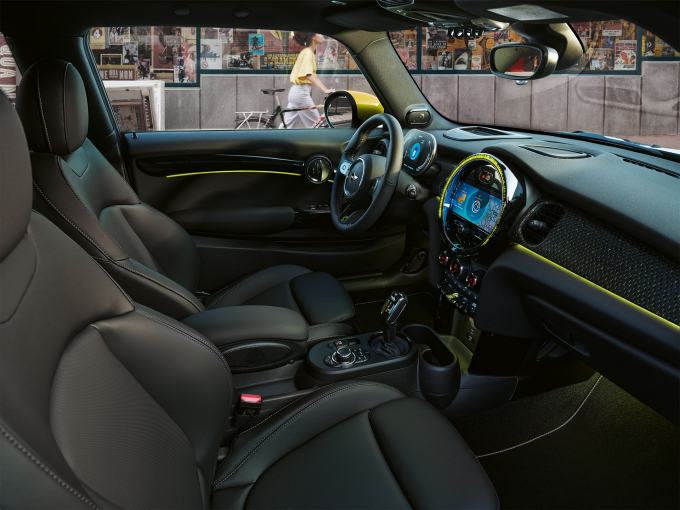 tampilan interior mobil mini electric