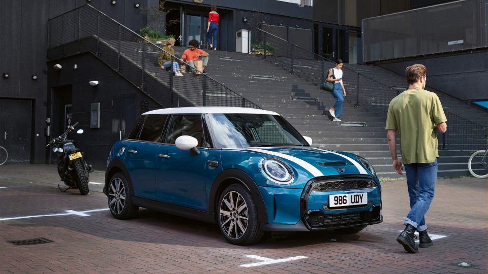 Mobil mini cooper 5-door tampak samping