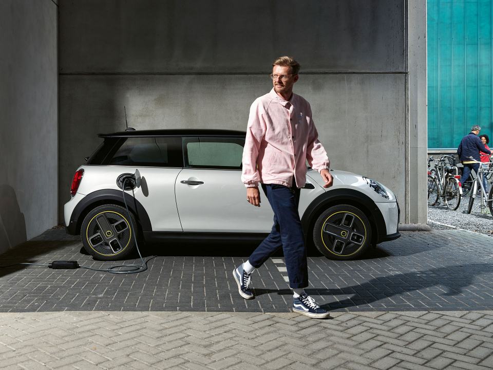 mini cooper electric tampak samping