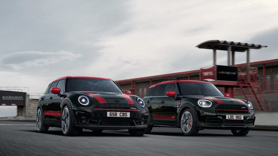 Mobil John Cooper Works tampak depan