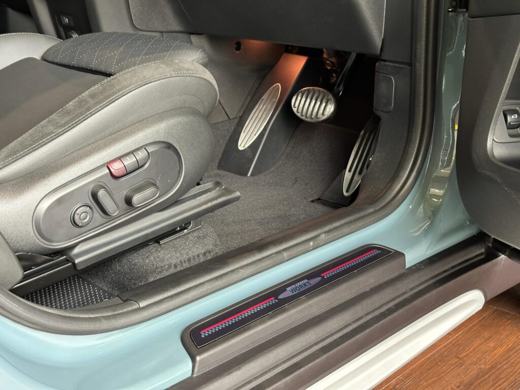 Tampak pedal MINI varian John Cooper Works.