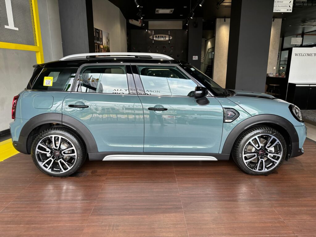 Tampak samping MINI Countryman Cooper Sport Package.