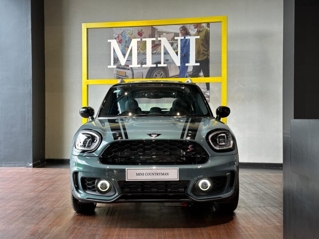 Tampak depan MINI Countryman Cooper Sport Package.
