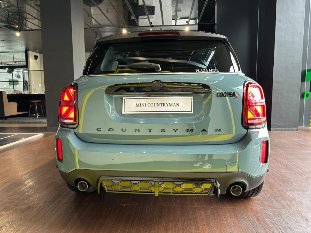 Tampak belakang MINI Countryman Cooper Sport Package.